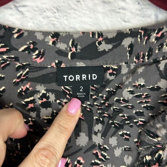 Torrid Top Gray Black Pink Print Popover Blouse 3/4 Roll Tab Sleeves Size 2X - Picture 3 of 7